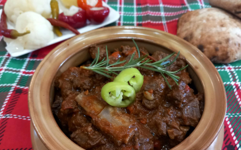 Vörösboros szarvaspörkölt
