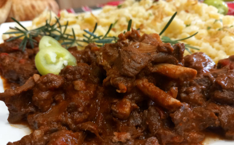 Vörösboros szarvaspörkölt