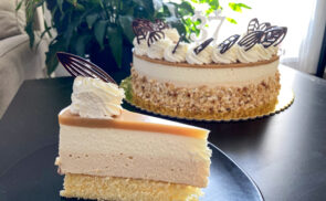 Fehércsokis-karamellás torta