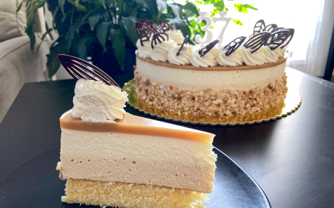 Fehércsokis-karamellás torta