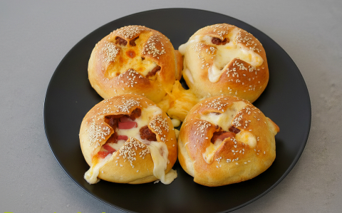 Sajttal töltött kolbászos zsemle