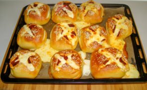 Sajttal töltött kolbászos zsemle