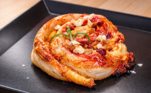 Vörösáfonyás-brie sajtos csigák