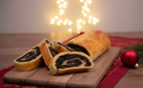 Hagyományos bejgli, diós és mákos töltelékkel