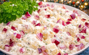 Lilahagymás, kapros krumplisaláta
