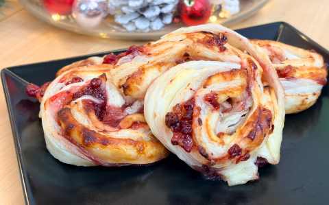 Vörösáfonyás-brie sajtos csigák