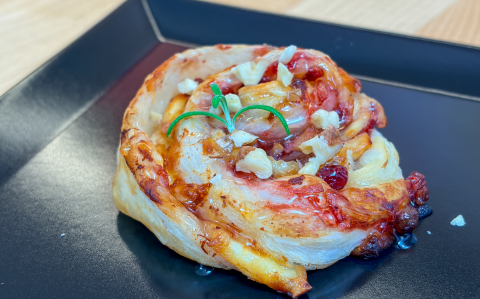 Vörösáfonyás-brie sajtos csigák