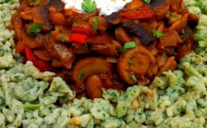 Krémes gombapaprikás spenótos nokedlivel