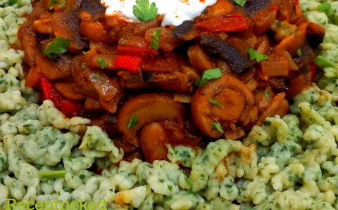 Krémes gombapaprikás spenótos nokedlivel