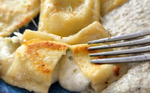 Ravioli formaggi, gombamártással