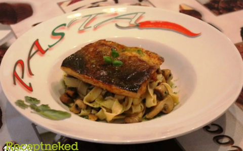 Vadlazac steak gombás tagliatelle ágyon